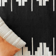 La Cima Accent Rug - Black