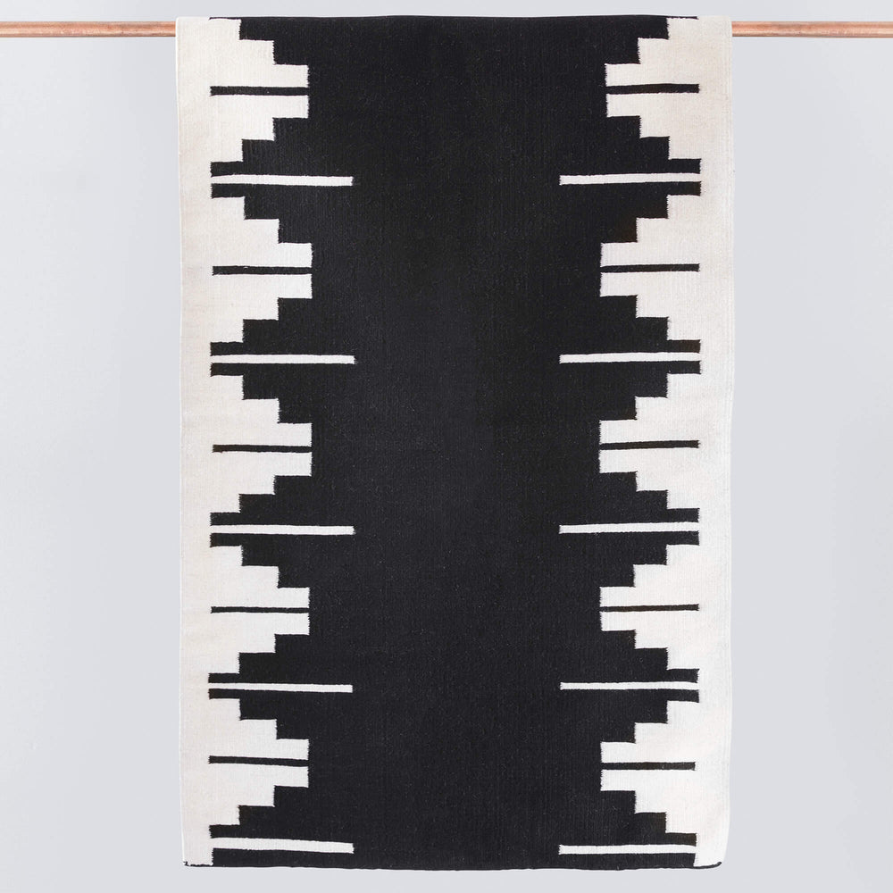 La Cima Accent Rug - Black
